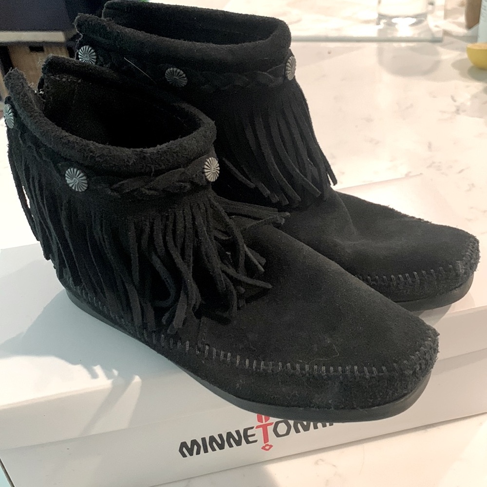 Minnetonka Hi Too Back Zip Bootie Size 6 Black